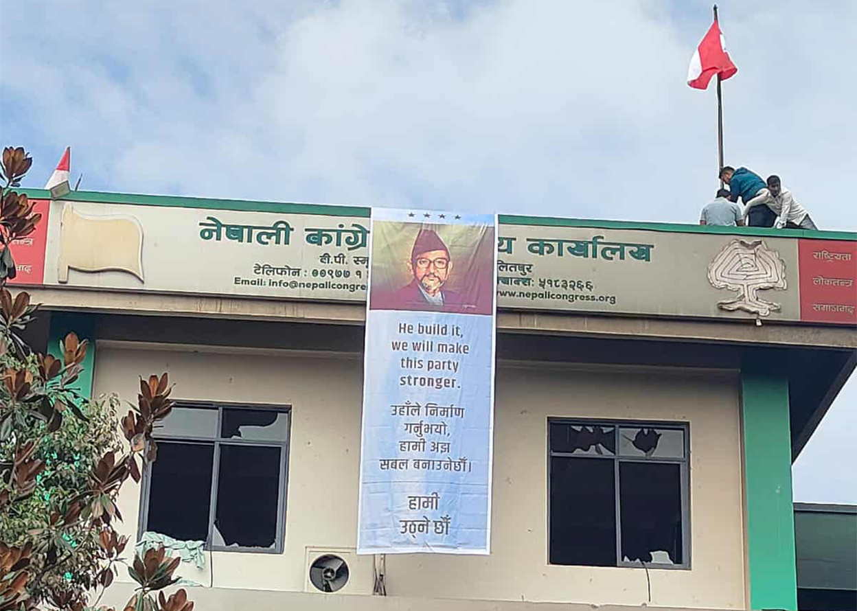 केन्द्रीय कार्यालयमा झण्डा र बीपीको फोटो राख्दै कांग्रेस कार्यकताले लेखे– हामी उठ्ने छौं