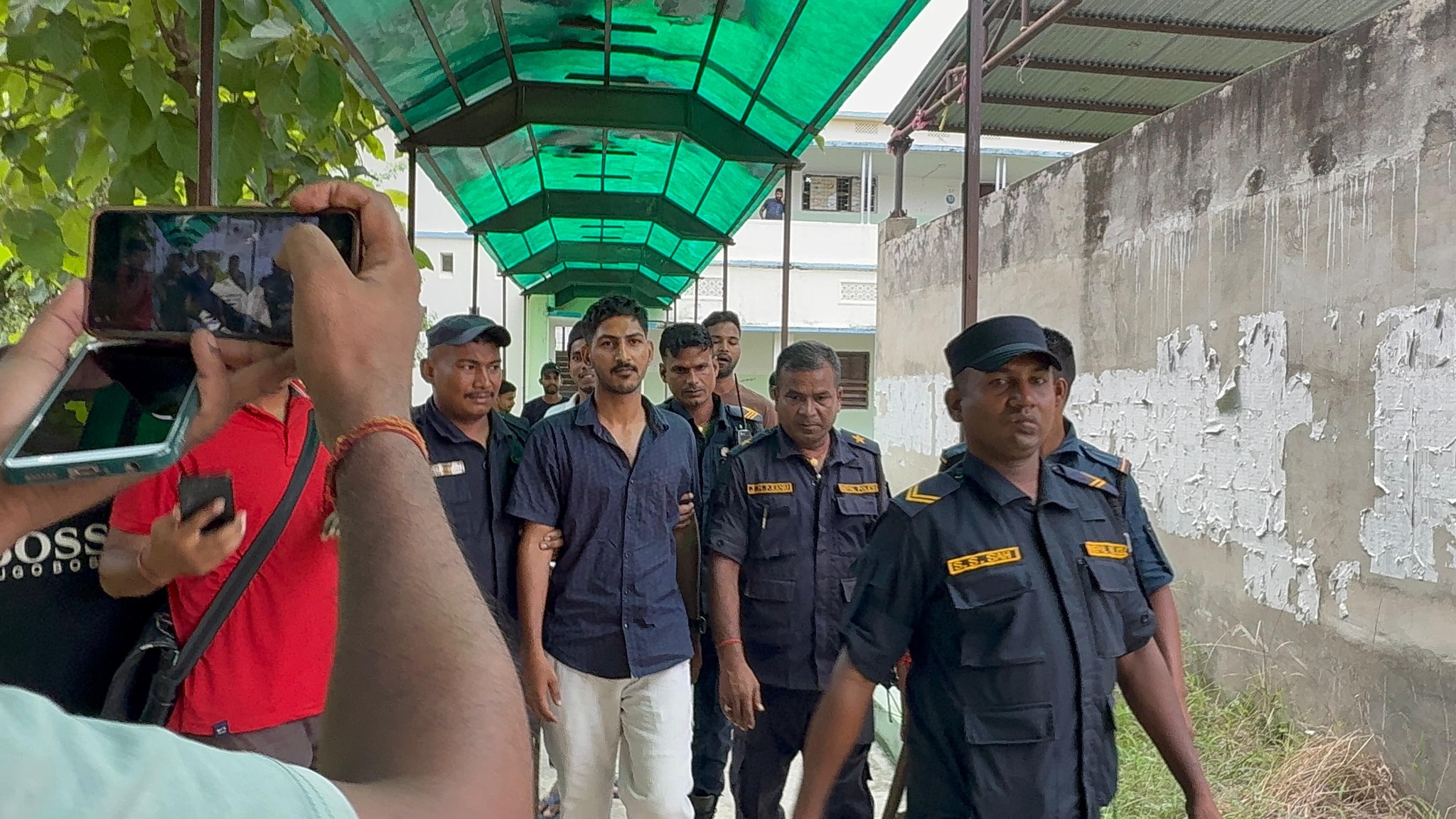 बुवाको प्रवेशपत्रमा आफ्नो फोटो टाँसेर परीक्षा दिने परीक्षार्थी पक्राउ