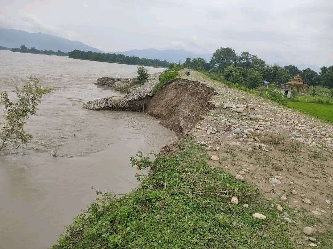 कर्णाली नदीले बनघुस्रामा तटबन्ध बगाएपछि आधादर्जन गाउँ जोखिममा