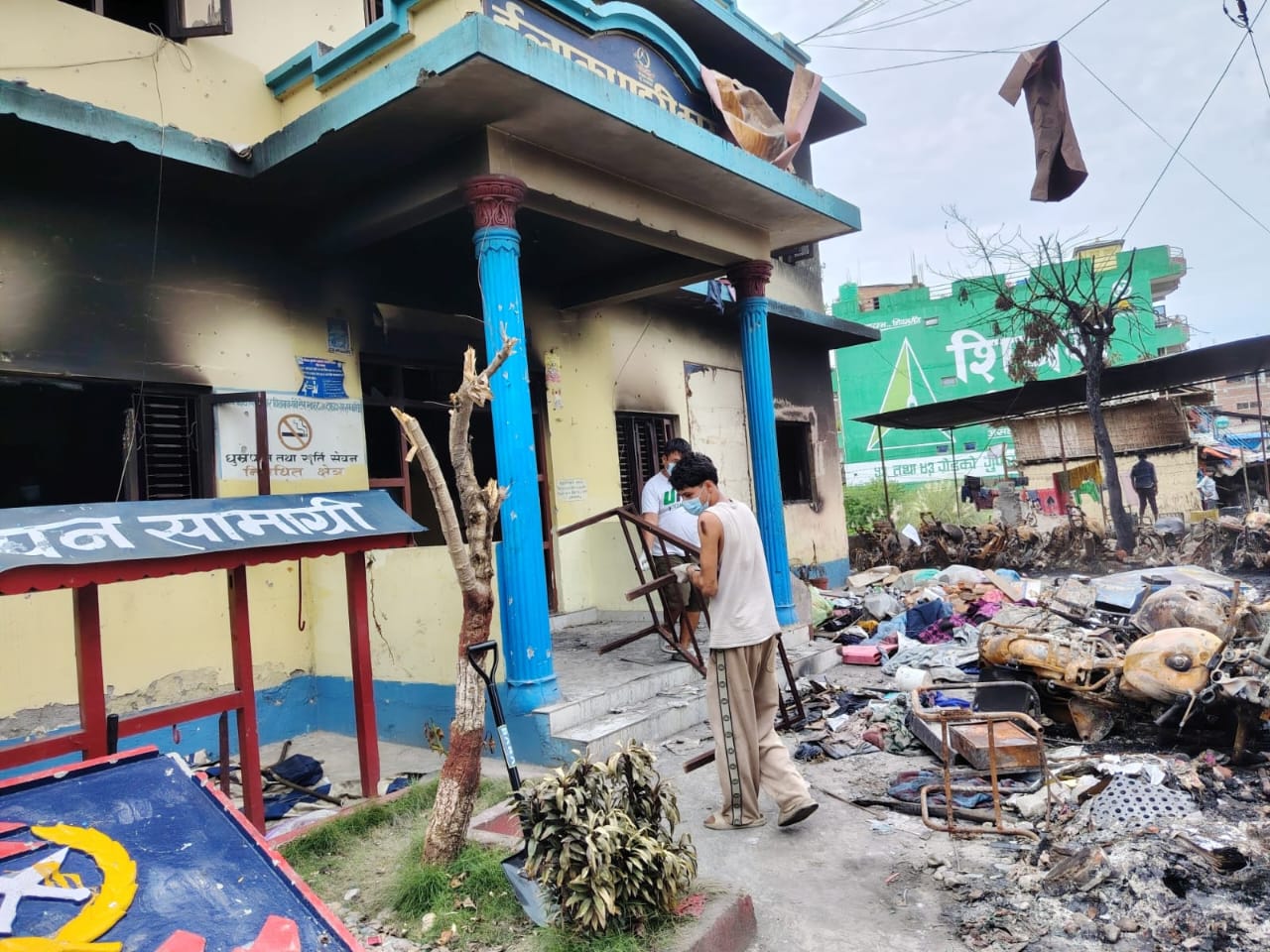 आन्दोलनका क्रममा क्षतिग्रस्त भवन मर्मतमा जुटे रौतहटका युवा