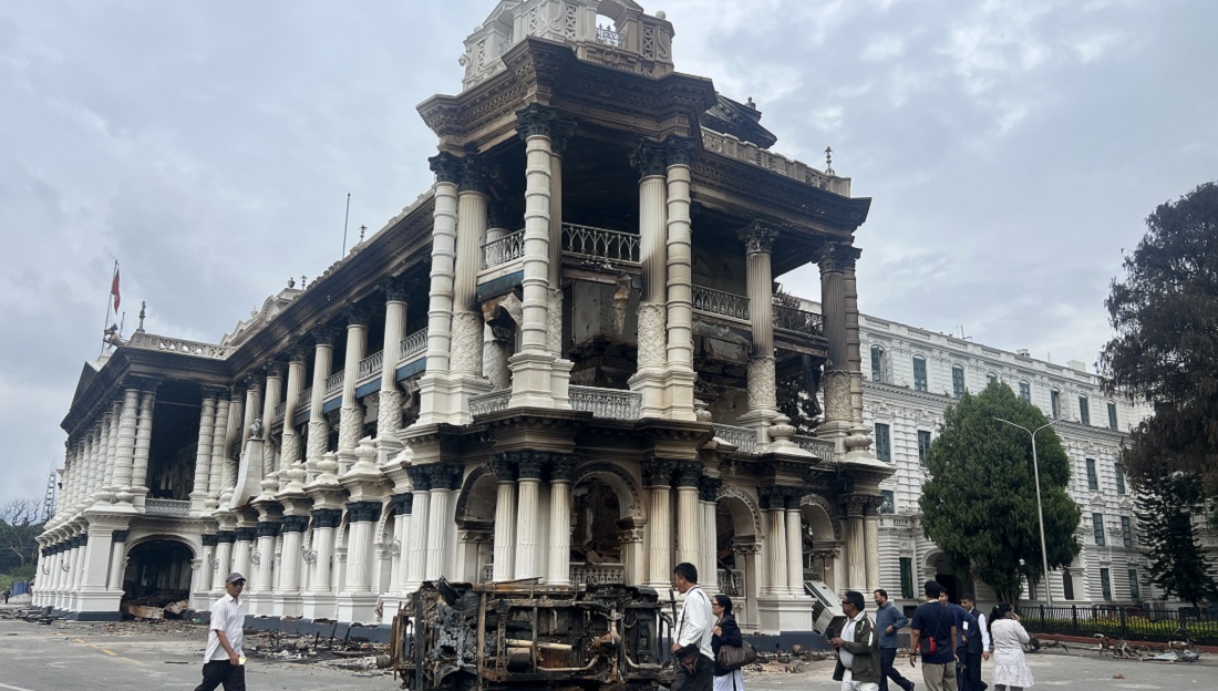 सिंहदरबारमा जलाइएका गाडीहरु अन्यत्र व्यवस्थापन गर्न मन्त्री घिसिङको निर्देशन