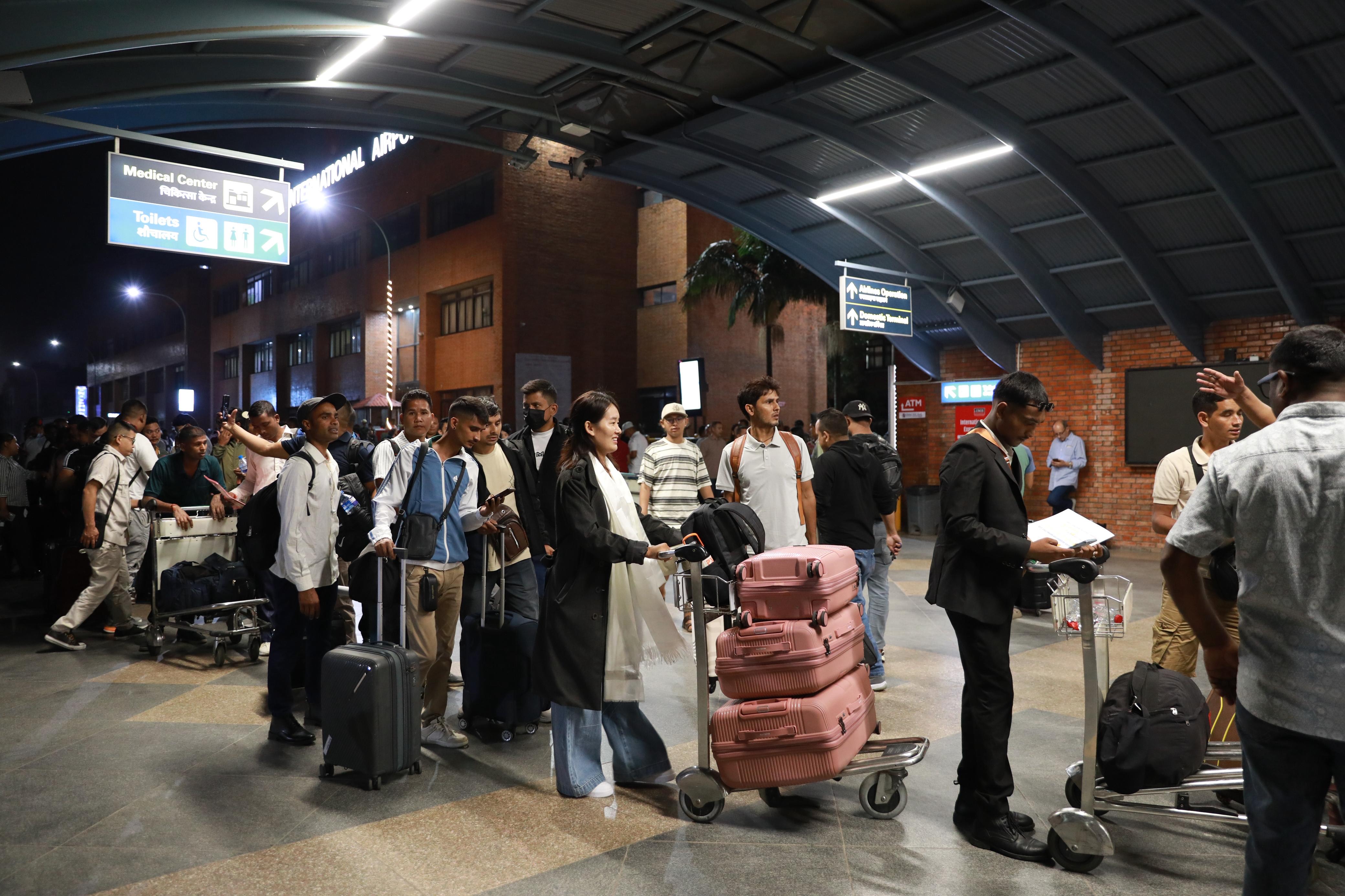 सञ्चालनमा आयो विमानस्थल, उड्न थाले यात्रु, हेनूहोस् तस्बिरमा