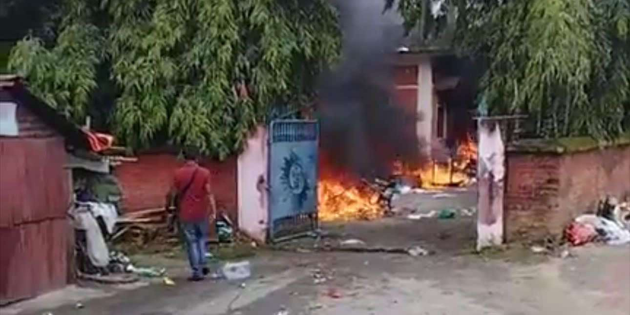 झापाका दर्जनभन्दा बढी कार्यालयमा आगजनी र तोडफोड, खोसिएका हतियार सेनालाई बुझाइयो