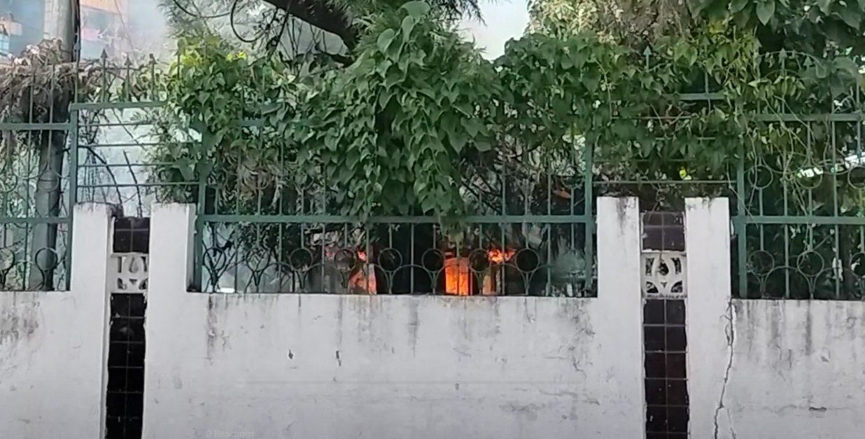 संसद भवन परिसरमा प्रदर्शनकारीले लगाए आगो