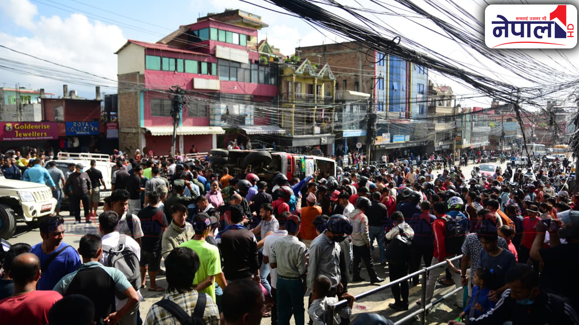 काठमाडौंको माछापोखरीमा बस दुर्घटना हुँदा २० जना घाइते (तस्बिरहरू)