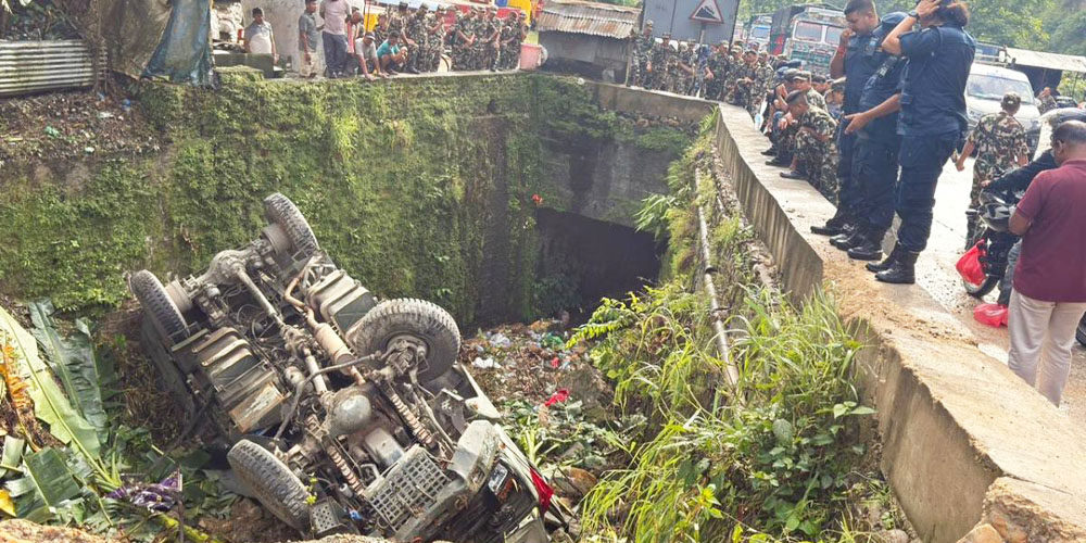 चुरियामाईमा नेपाली सेनाको ट्रक दुर्घटना, १६ सैनिक घाइते