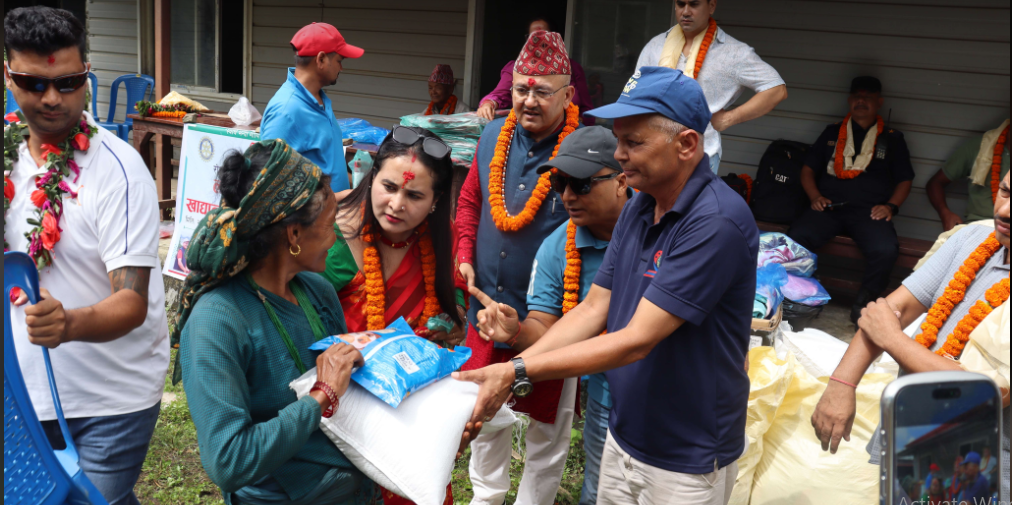 प्रसिद्ध ज्योतिष पण्डित डा अधिकारी दम्पत्तिले बाँडे चितवनको चेपाङ बस्तीमा राहत