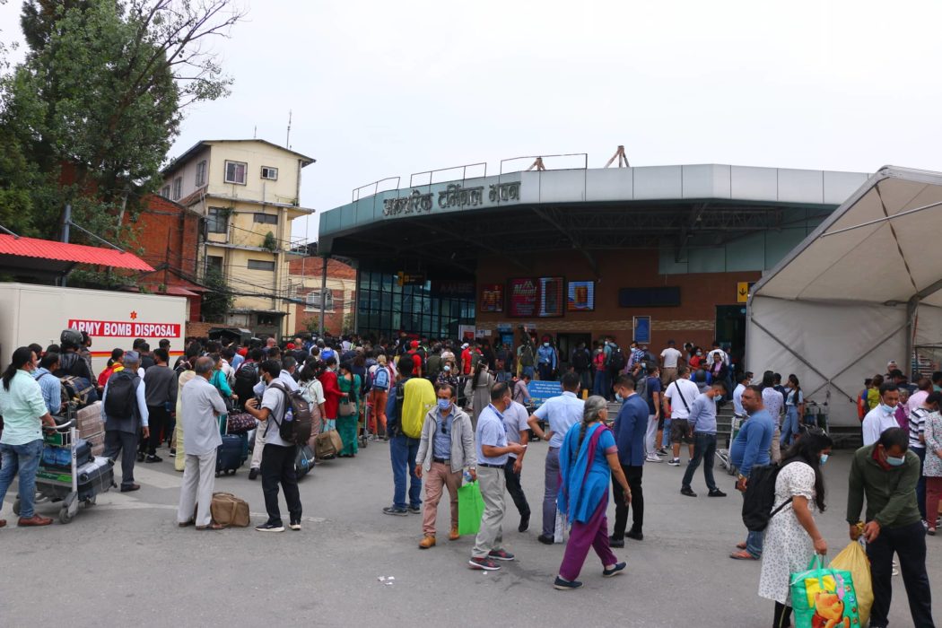 पहिरो र चाडपर्वका कारण बढे हवाई यात्रु, टिकट पाउनै मुस्किल
