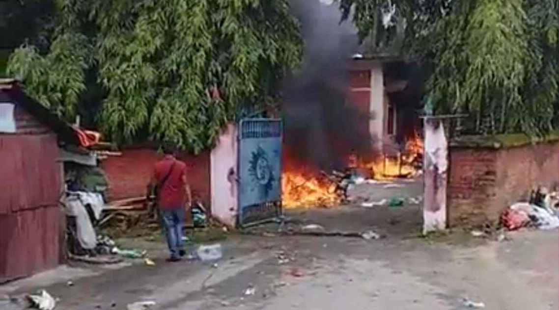 झापाको एमाले पार्टी कार्यालयमा लगाइयो आगो