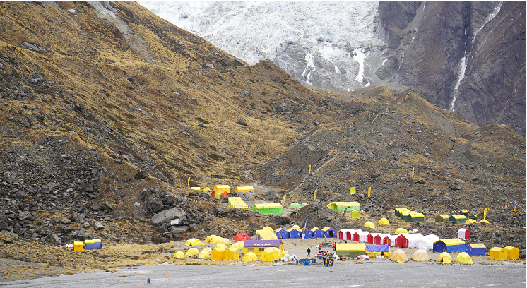 पदमार्गका लागि अन्नपूर्ण आधार शिविरमा पर्यटकको चहलपहल
