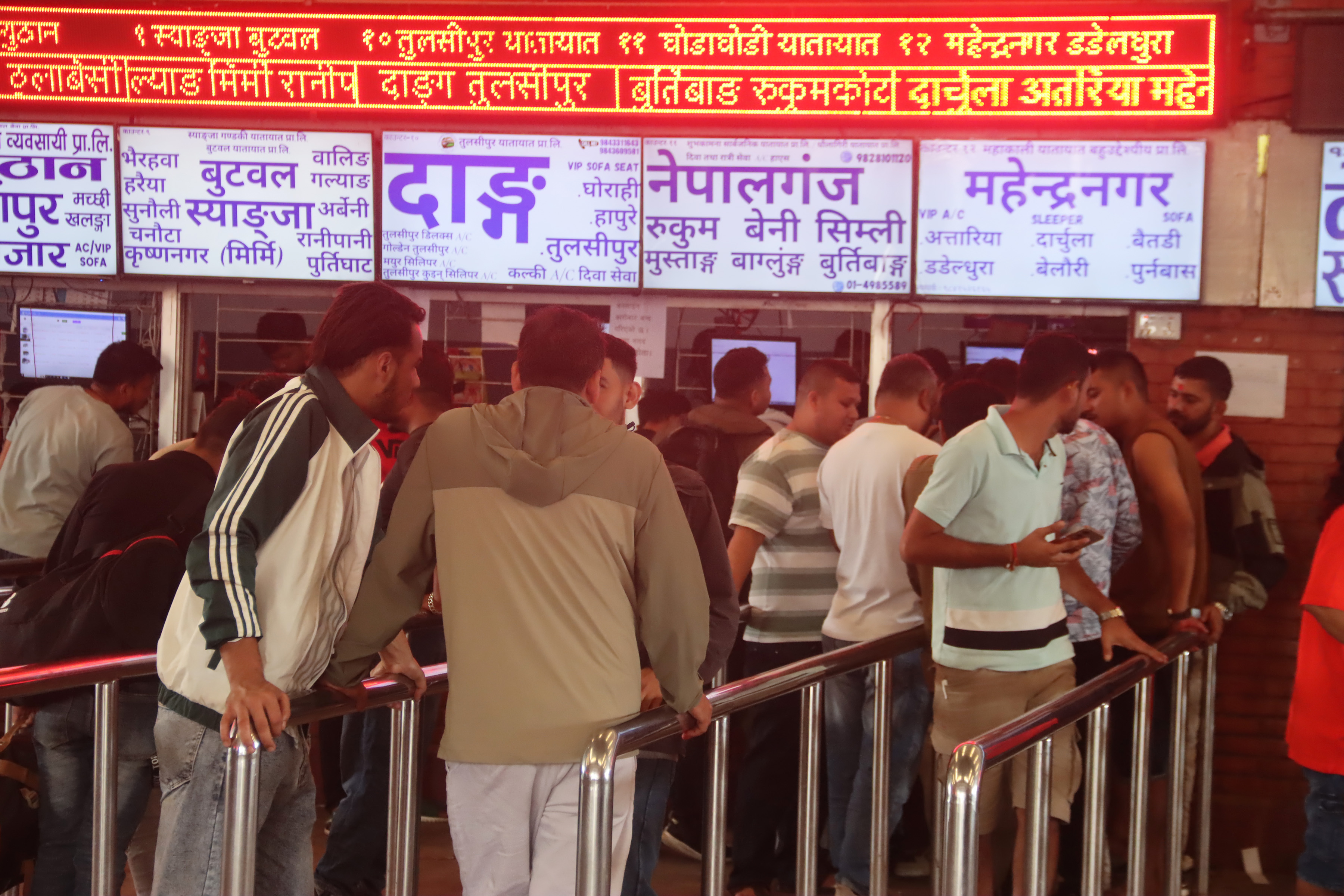 नयाँ बसपार्कमा दशैंको टिकट काट्ने यात्रुको घुइँचो