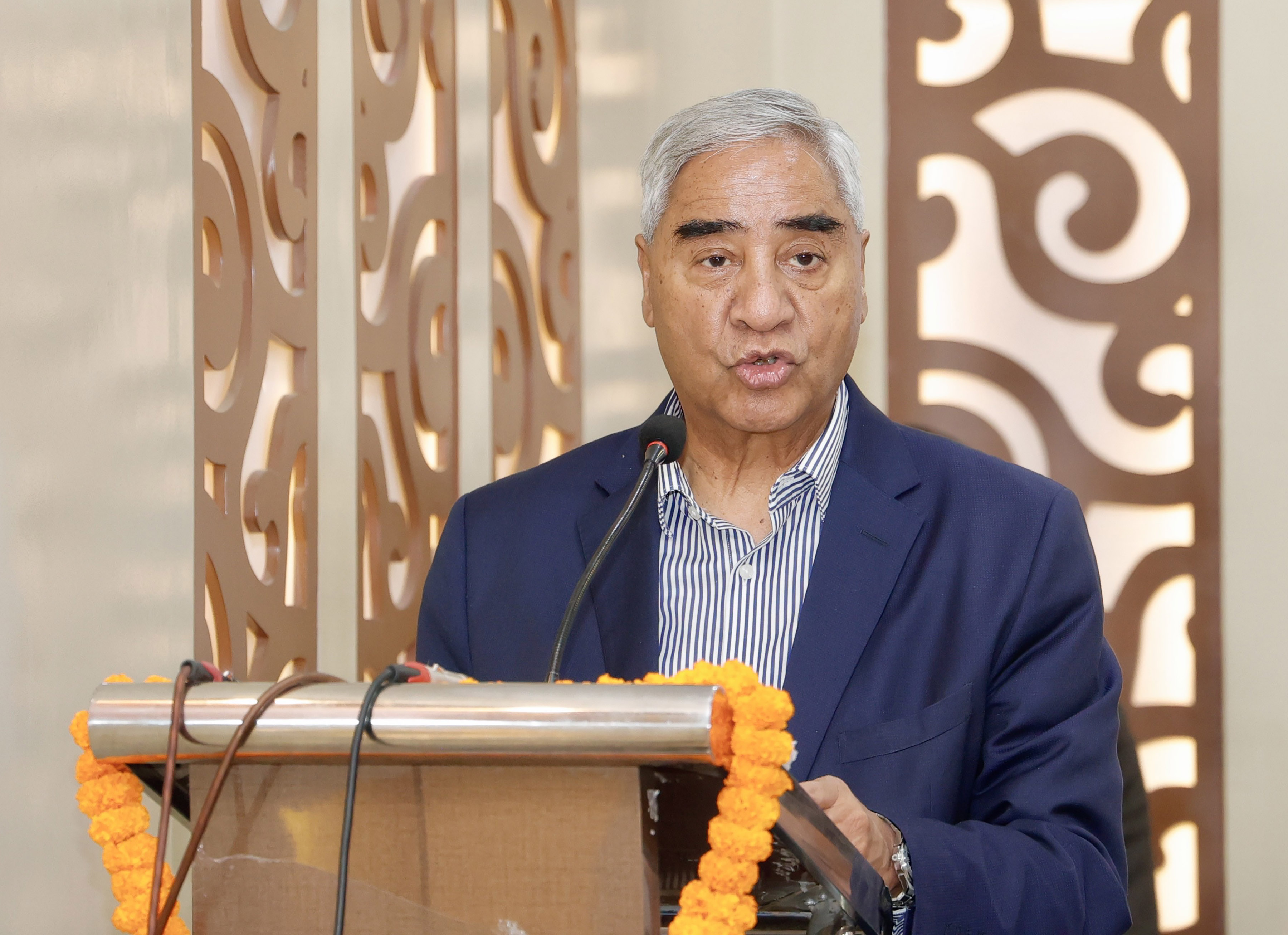 कर्मचारीले कुनै पार्टीको काम गर्नु हुँदैन : देउवा
