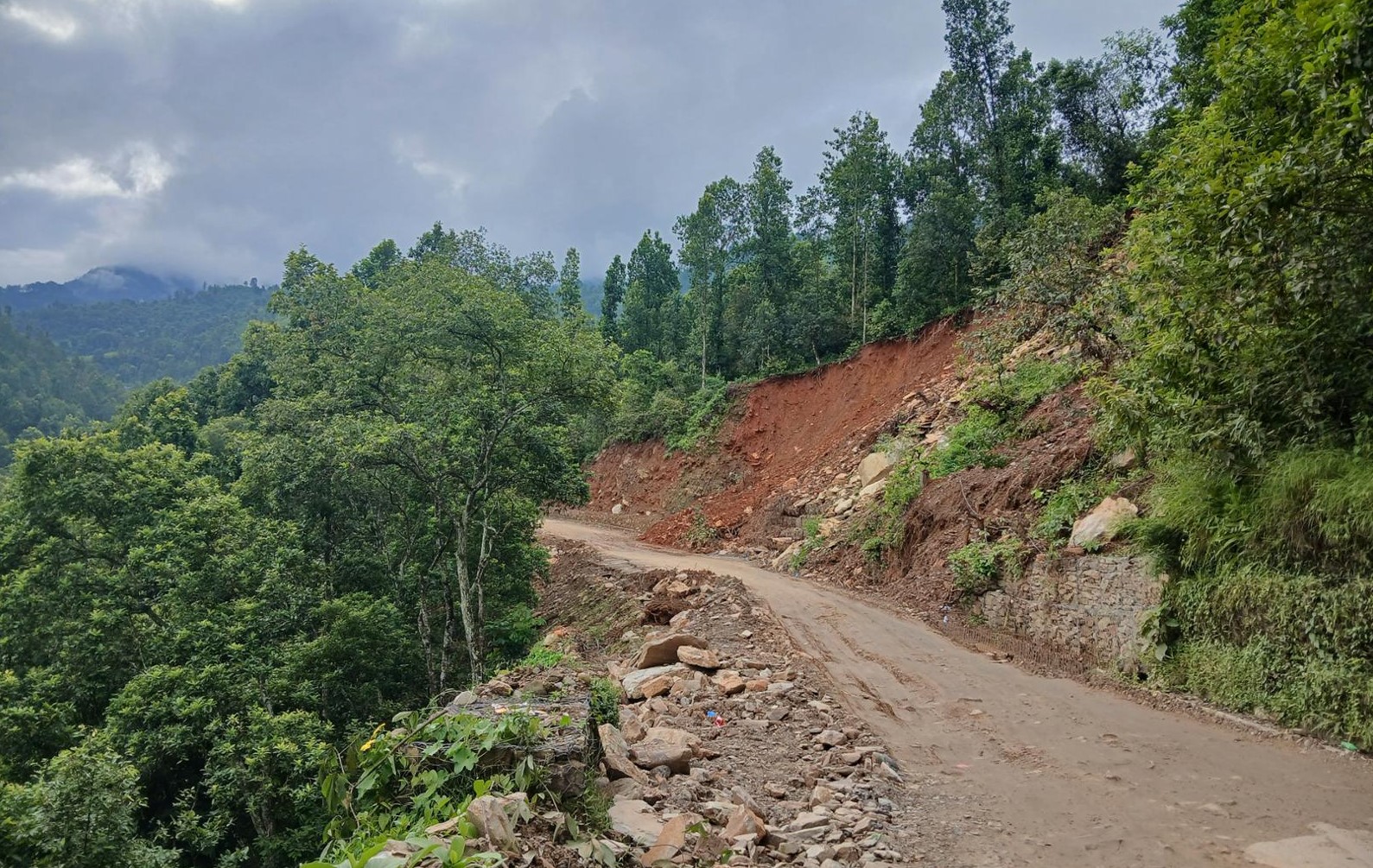 आज यी १३ स्थानमा छन् सडक अवरुद्ध