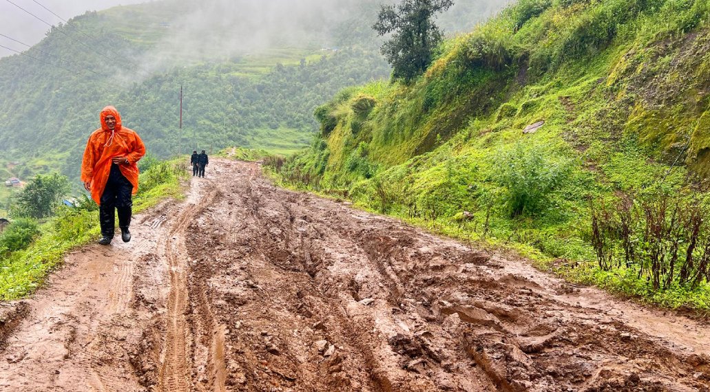 ढोरपाटन पुग्ने हिलाम्मे सडकले  पर्यटकलाई सास्ती
