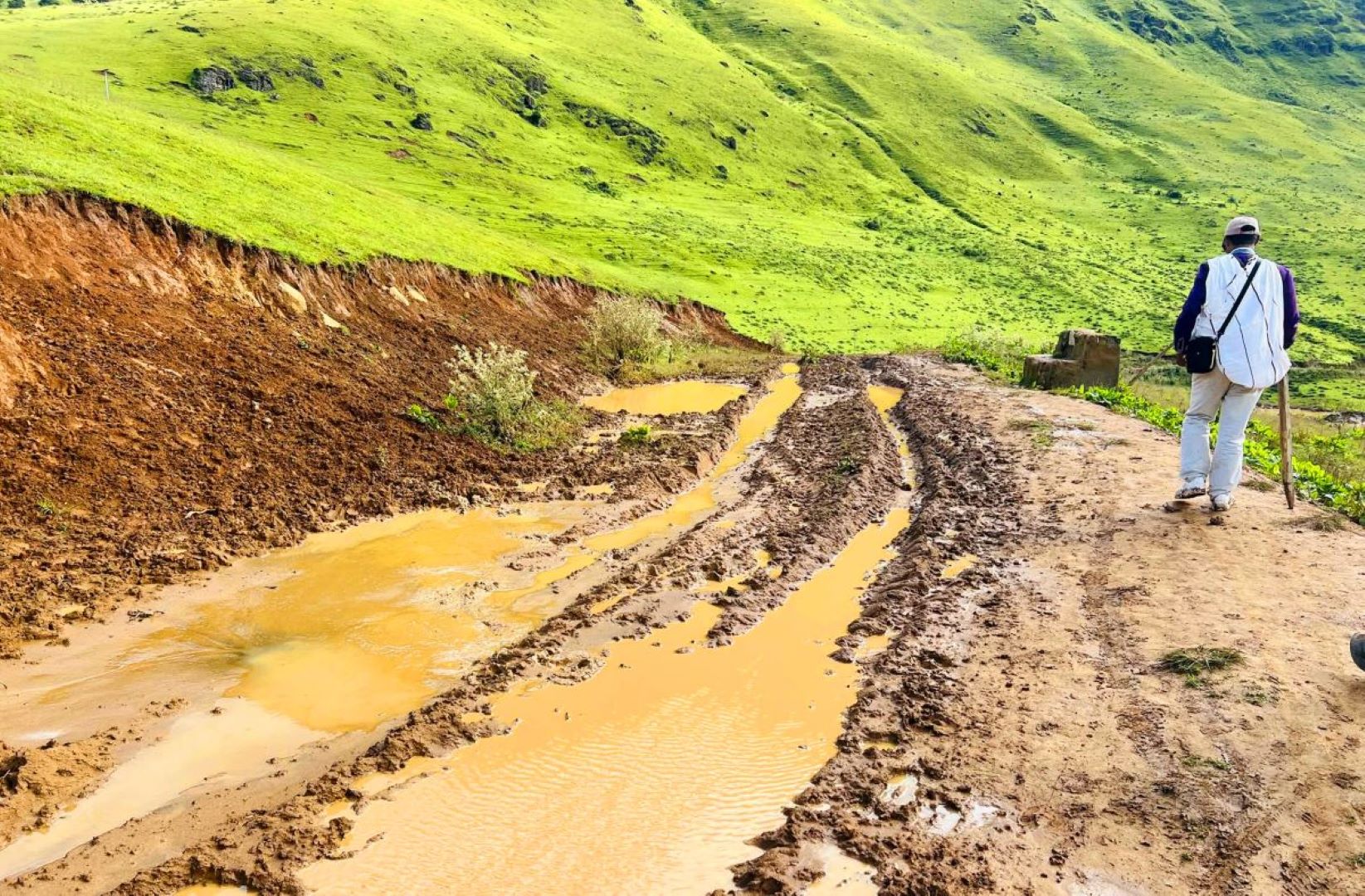 सालझण्डी(ढोरपाटन):सडक तीन दिनपछि सञ्चालनमा