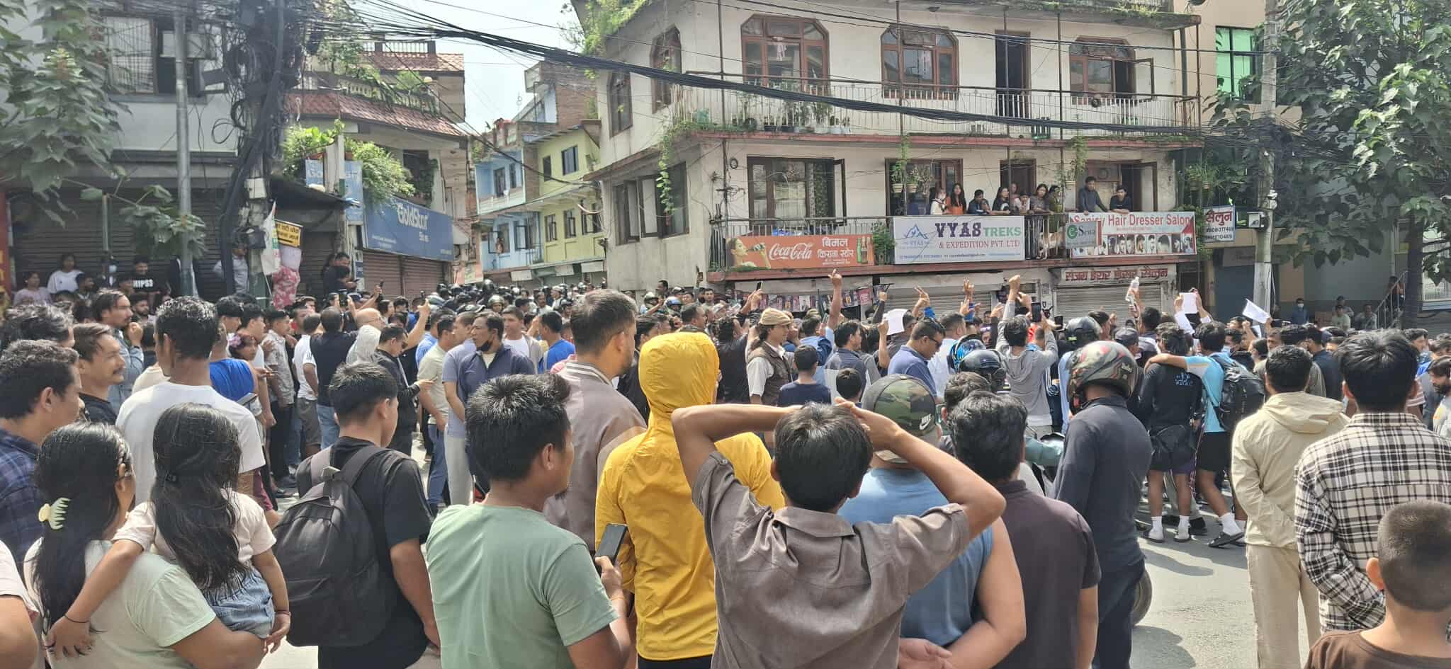 देउवा निवासतर्फ हानिएका प्रदर्शनकारीलाई प्रहरीले बीचमै रोक्यो
