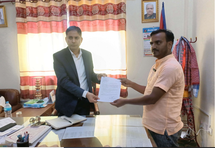 पप्पु कन्स्ट्रक्सनको लापरबाही : पीडितले बुझाए मन्त्री घिसिङलाई ज्ञापन