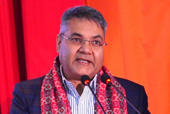सामाजिक सञ्जाल बन्दबारे गोकुलको टिप्पणी : सरकारले उत्तर कोरिया पो बनाउने भएछ