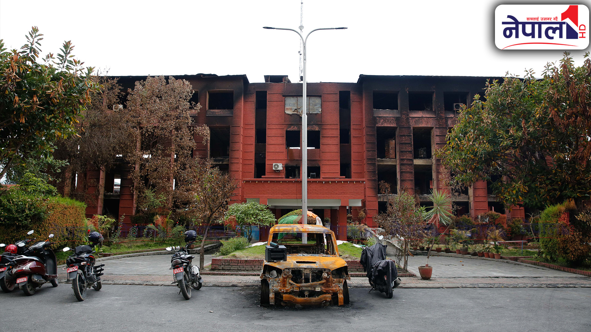 स्वास्थ्य तथा जनसङ्ख्या मन्त्रालयको भवन प्रयोग गर्न अयोग्य, यस्तो छ अवस्था (तस्बिरहरू)