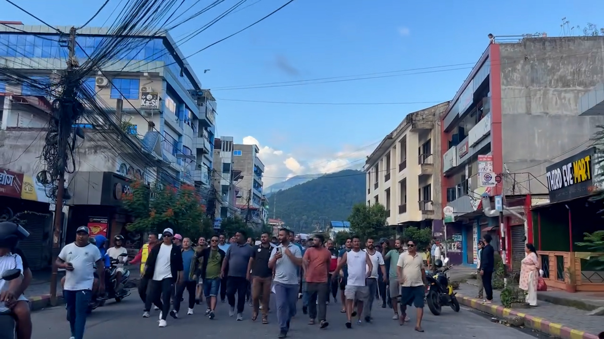 हेटौँडामा एमाले र कांग्रेसद्वारा संविधानको पक्षमा प्रदर्शन