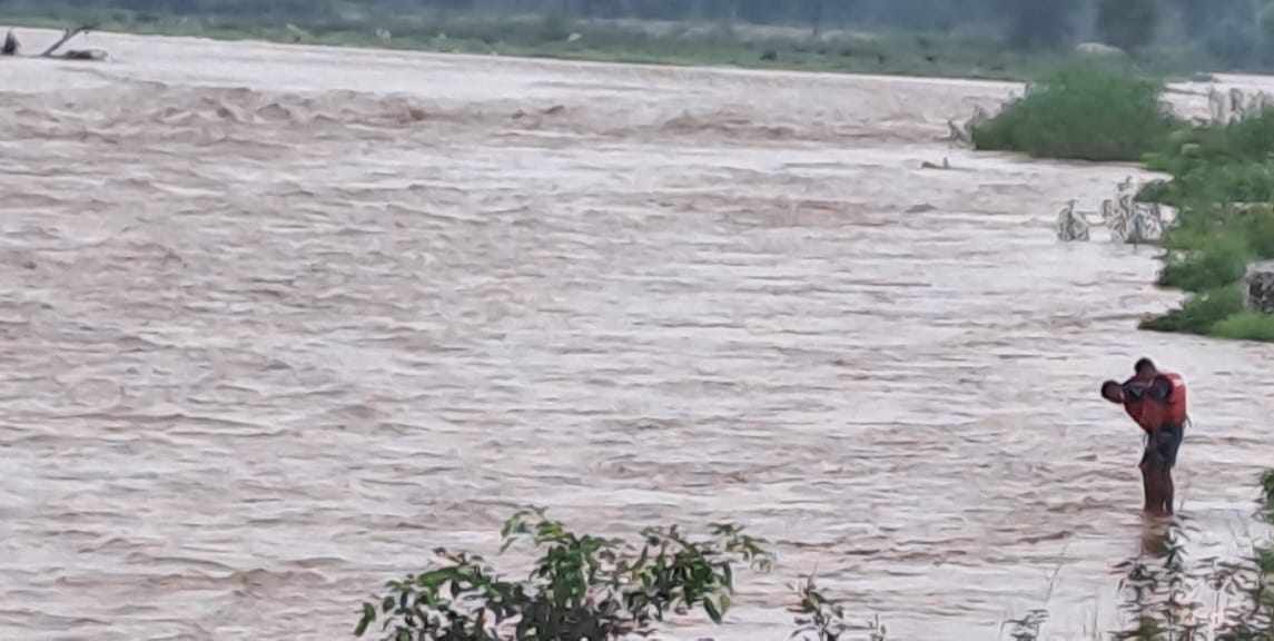 कञ्चनपुरस्थित जोगबुढा नदीको बाढीमा फसेका २५ जनाको सेनाद्वारा उद्धार