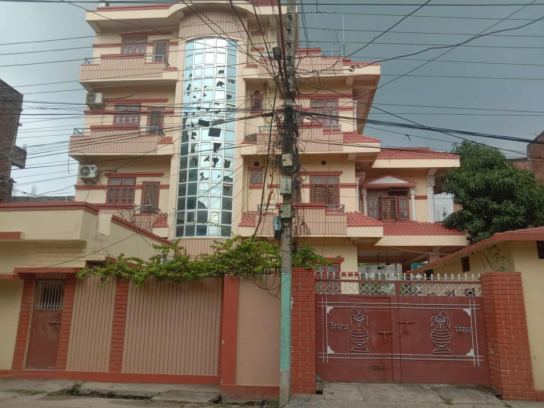 कानुनमन्त्री चौरसिया घरमा तोडफोड