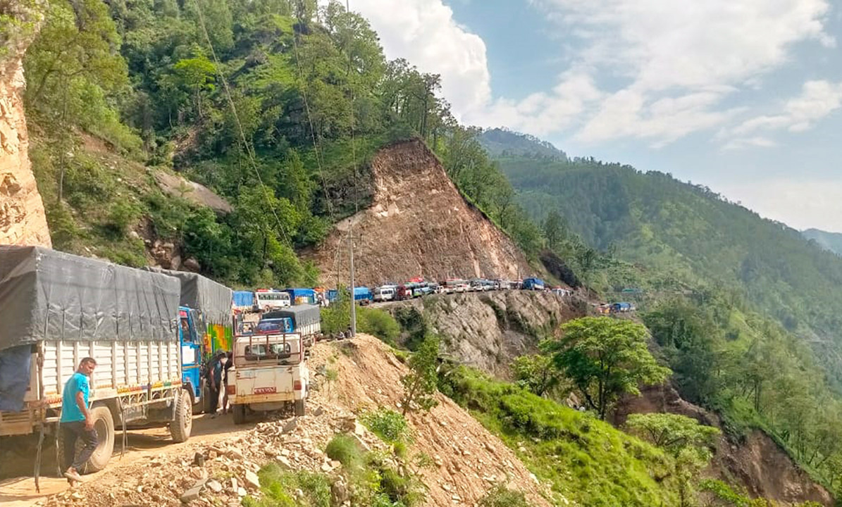 कर्णाली राजमार्ग अवरुद्ध, स्याउ बाटोमै कुहिने चिन्ता