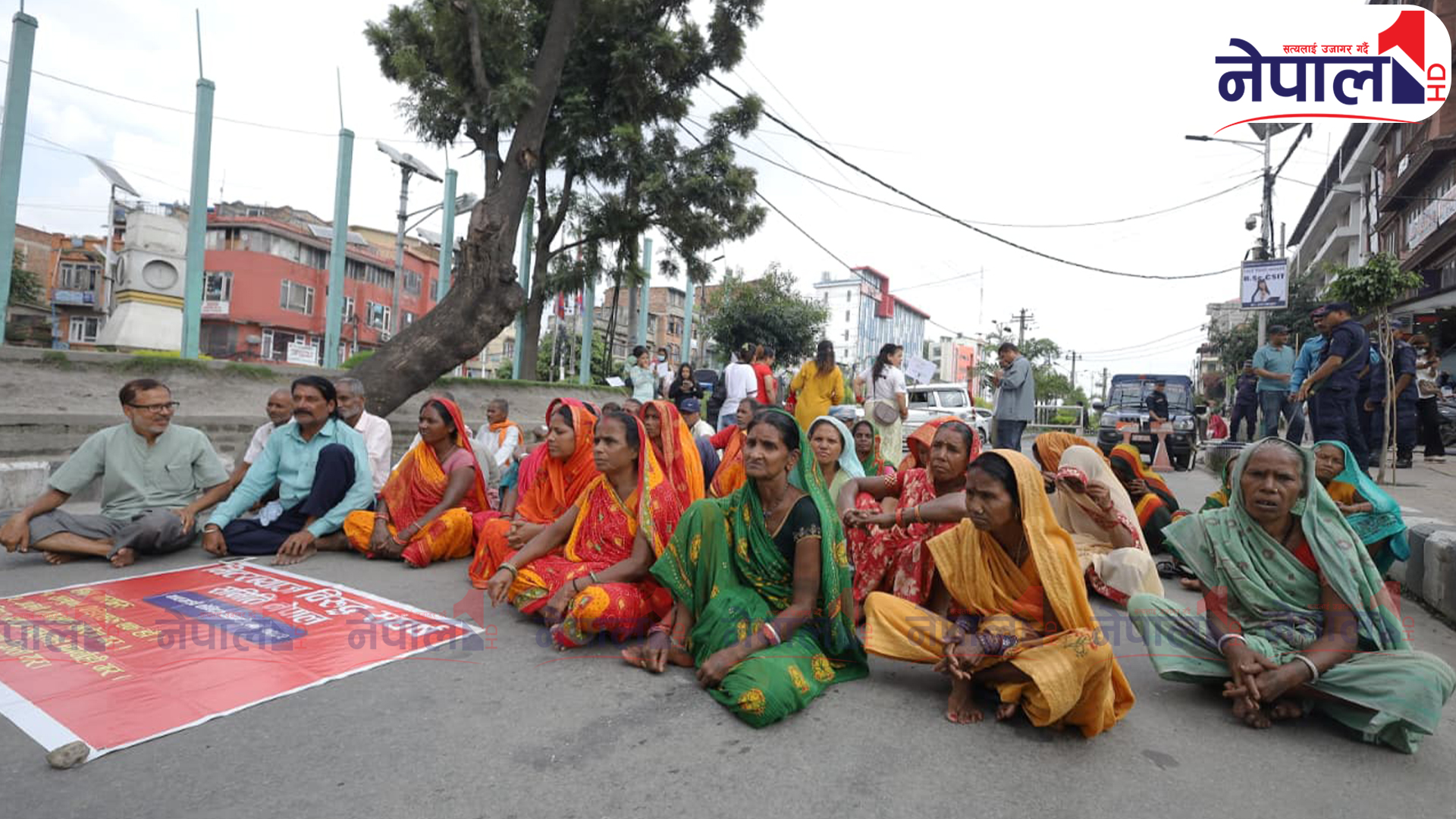 मिटरब्याज विरुद्ध काठमाडौँको माइतीघरमा धर्ना