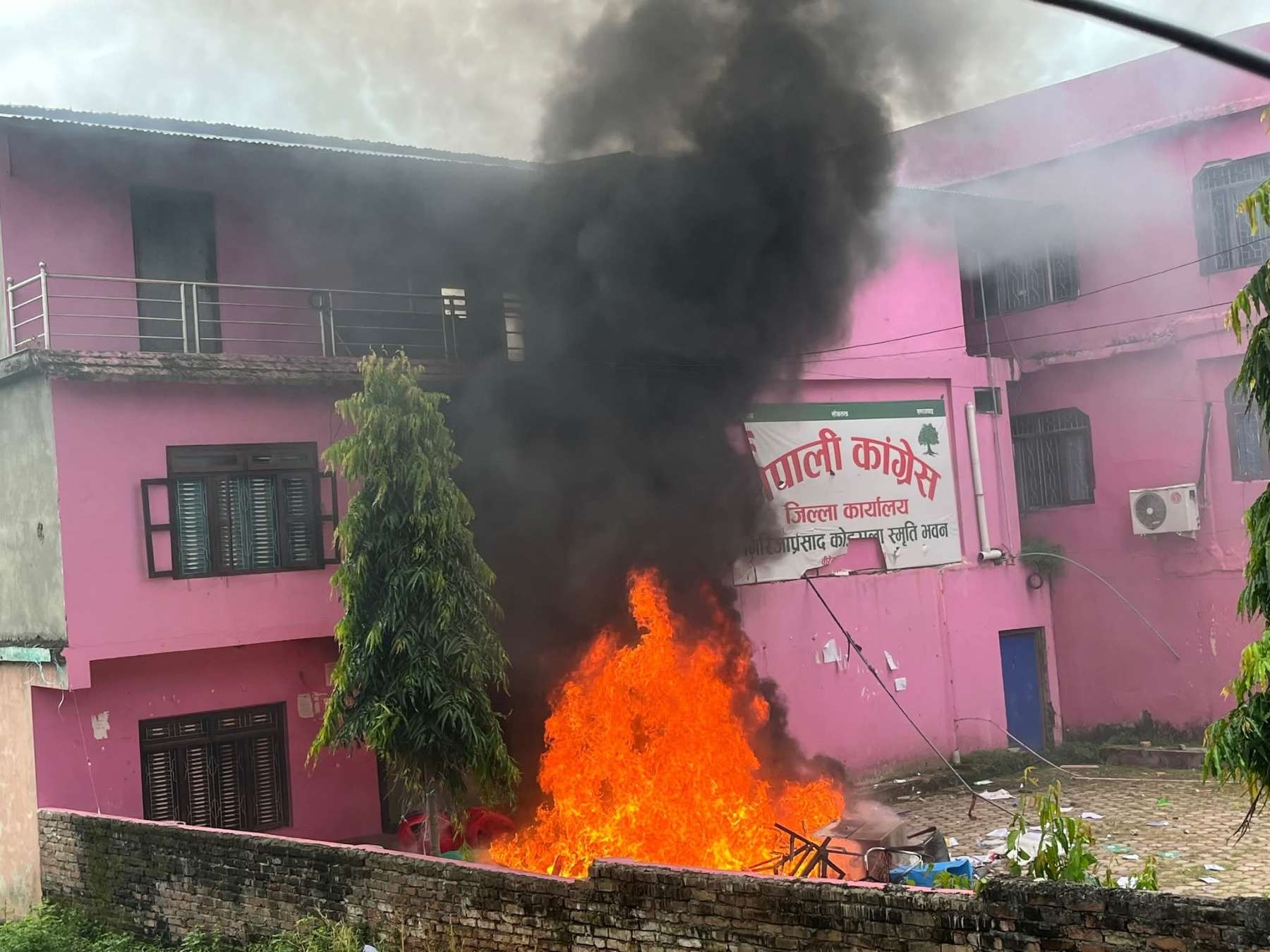 कोशीका मन्त्री भण्डारीको घरमा तोडफोड, एमाले कार्यालयमा आगजनी