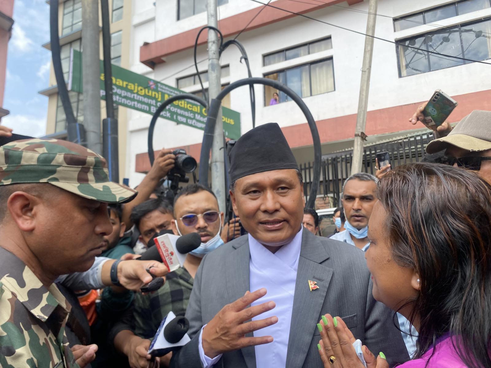 शपथ लगतै कुलमान पुगे घाइते र मृत्तकका आफन्त भेट्न अस्पताल