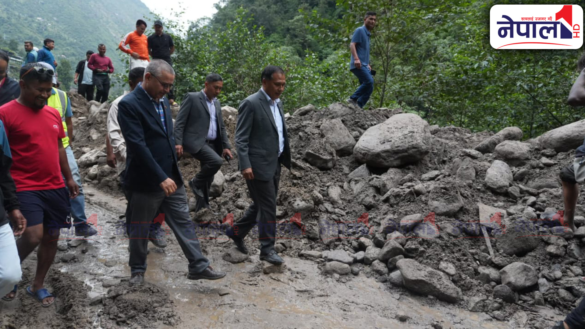 दुई महिनादेखि अवरुद्ध अरनिको राजमार्ग निरीक्षणमा पुगे मन्त्री घिसिङ