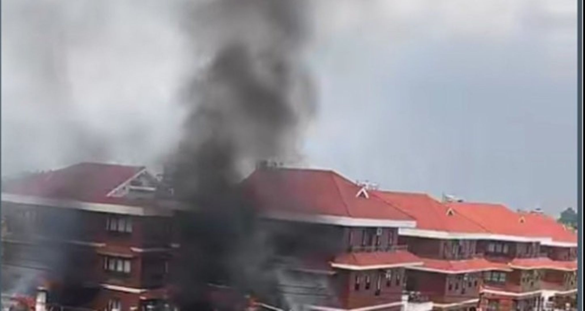 भैंसेपाटीको मन्त्री क्वार्टरमा आगजनी, मन्त्रीहरुलाई हेलिकप्टरबाट ओसारिंदै