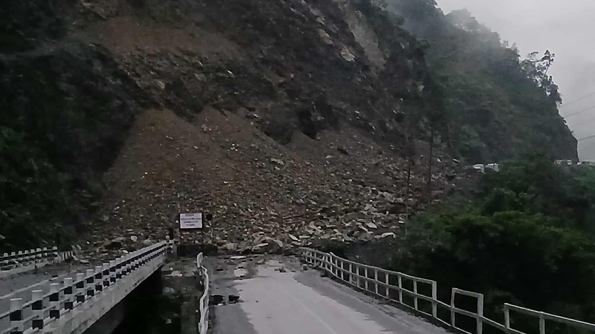 मुख्य सडकको दुर्दशा : चाडबाडमा घर फर्किनेलाई सास्ती