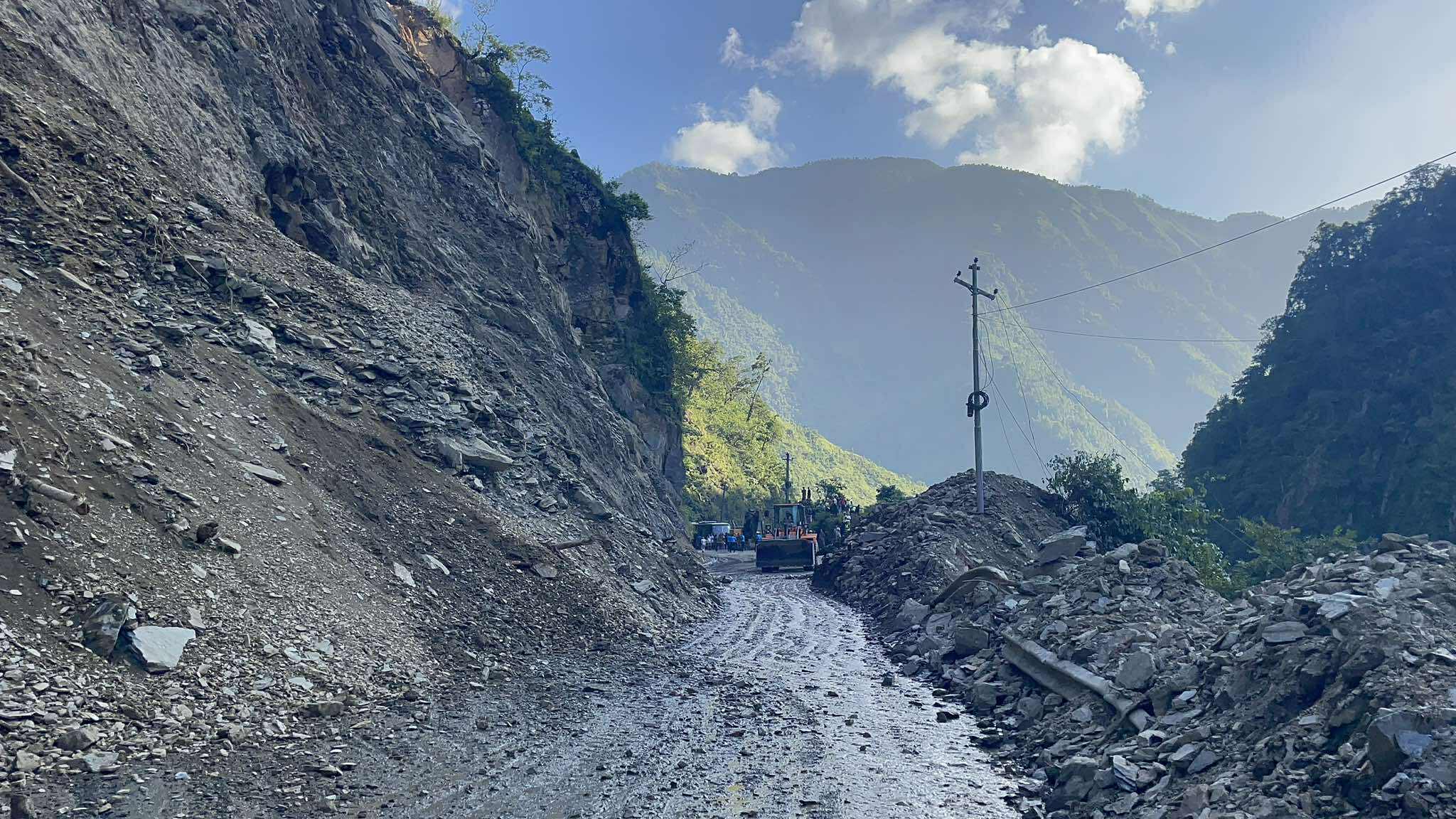 जवाङखोलामा पहिरो : मुग्लिन–काठमाडौं सडक बन्द