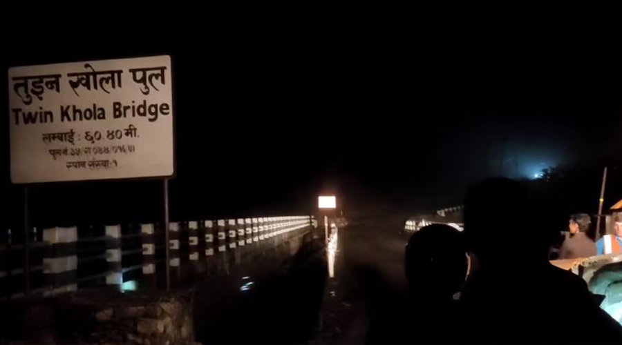 पहिरोका कारण मुग्लिन-नारायणगढ सडक रातभर नखुल्ने