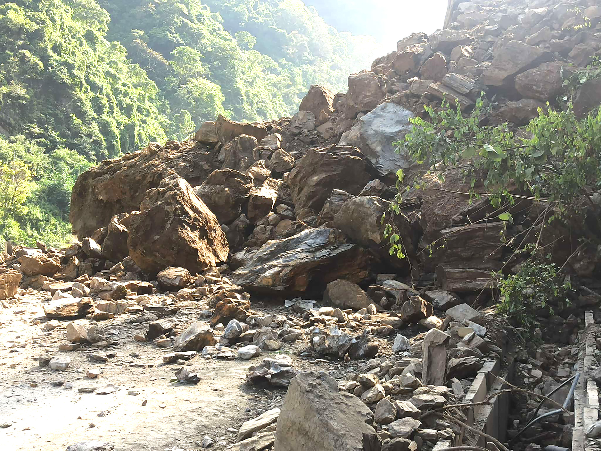 धादिङको पहिरो छल्न यी वैकल्पिक सडक प्रयोग गर्न सकिने