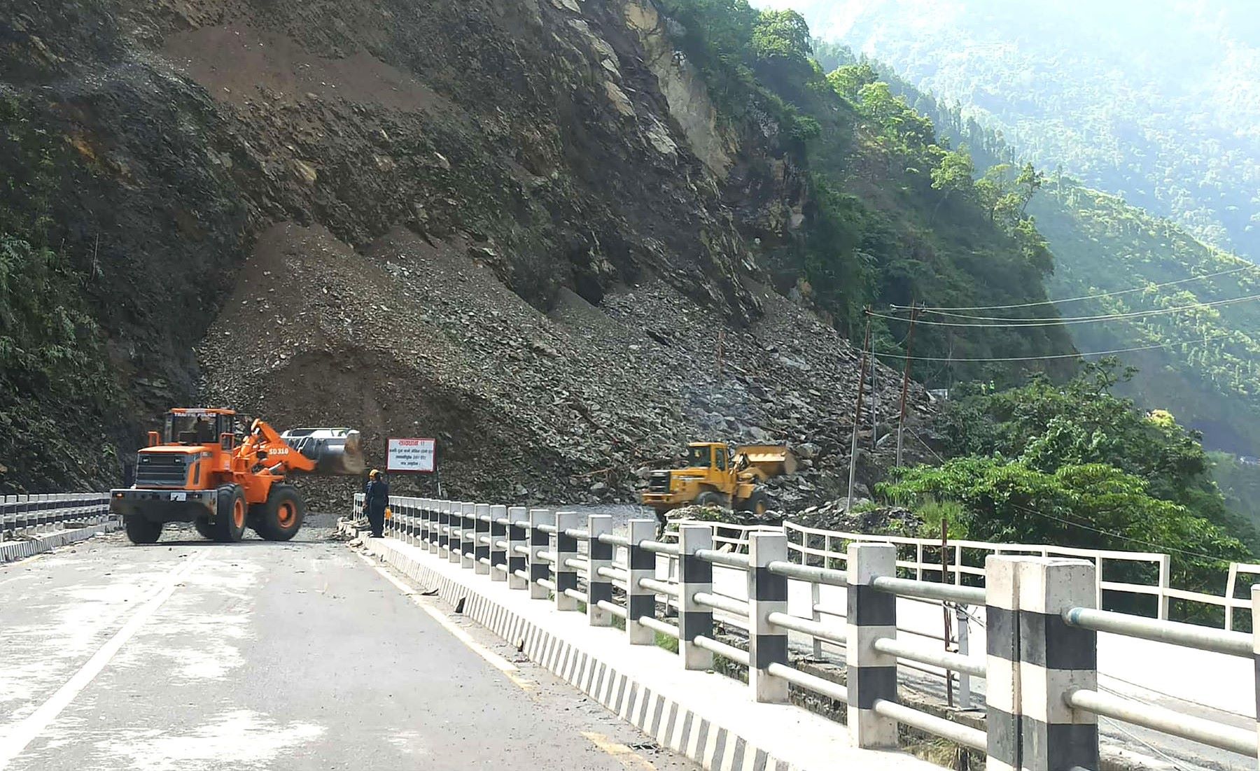 मुग्लिन–नारायणगढ सडकको पहिरो विहानैदेखि पन्छाउन सुरु