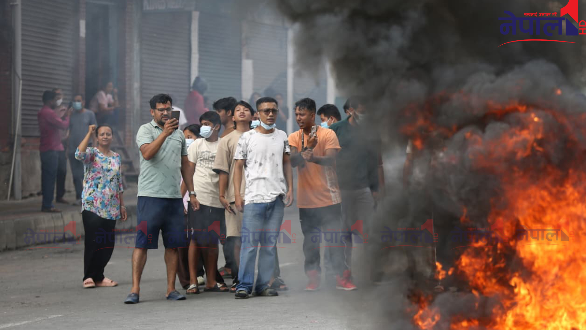 बिहानैदेखि जेनजी पुस्ता सडकमा टायर बालेर प्रदर्शन (तस्वीरहरू)