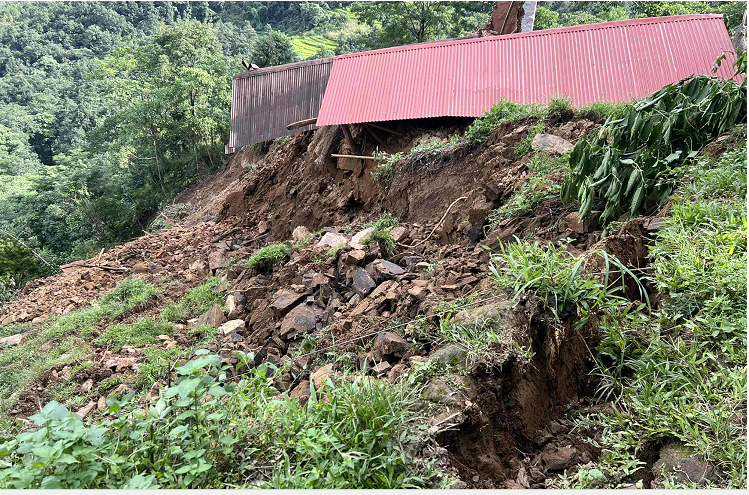 पहिरोले फलेवास  खाल्टेमा छ घर पुर्ण रूपमा भत्किए, दश घर उच्च जोखिममा