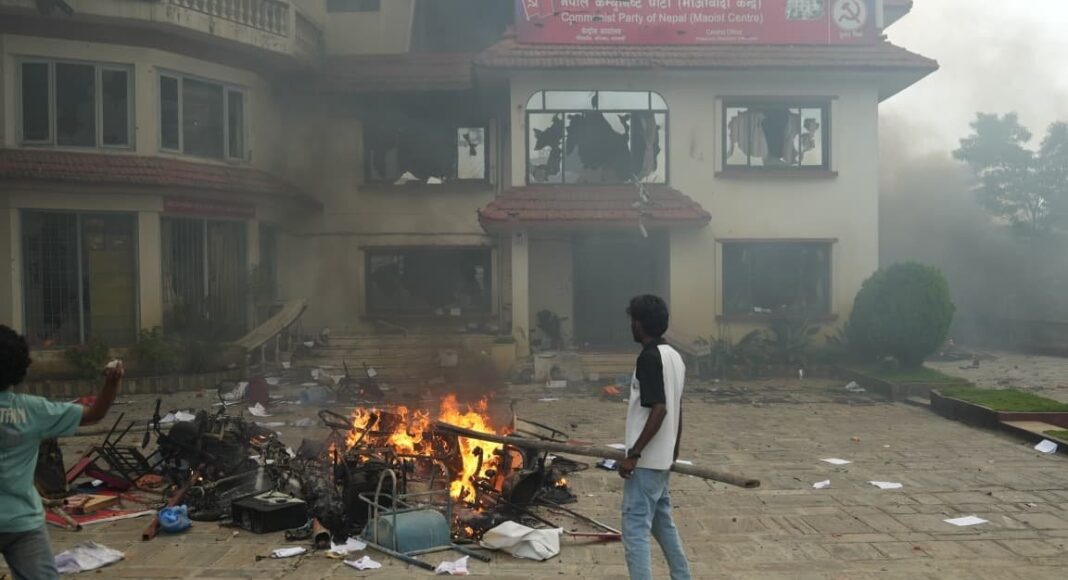 माओवादी पार्टी कार्यालय पेरिसडाँडामा पनि लगाइयो आगो