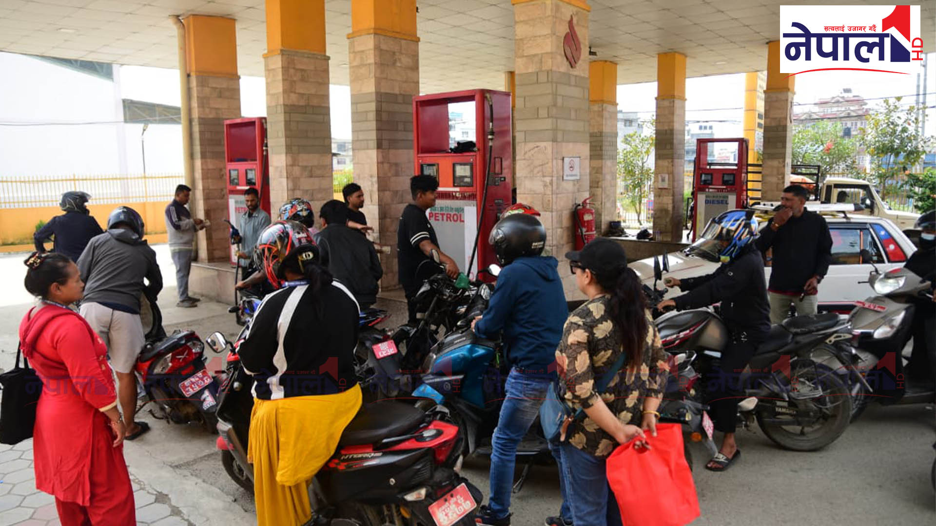 कर्फ्यु खुल्दा पेट्रोल पम्पमा सर्वसाधारणको लामो लाइन (तस्बिरहरू)