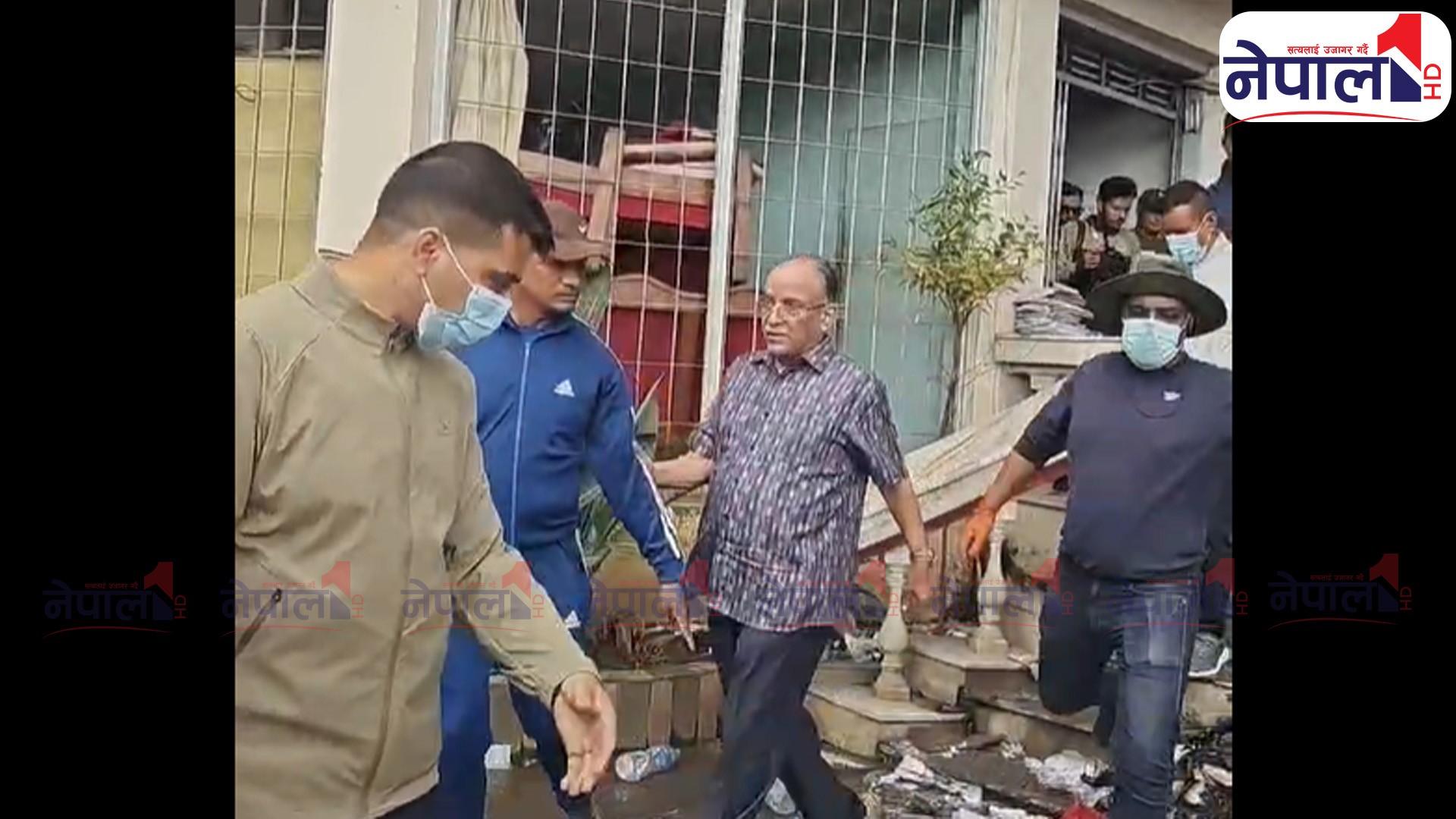 खण्डहर बनेको पार्टी कार्यालय हेर्न पेरिसडाँडा पुगे प्रचण्ड