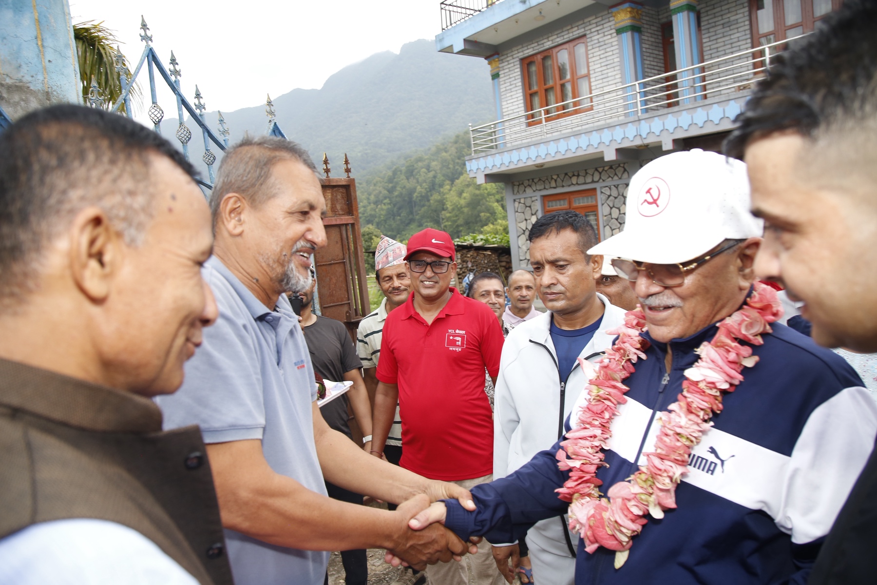 लम्जुङमा प्रचण्डको मोर्निङ वाक :सहिद परिवार भेट र विद्यालय अवलोकन