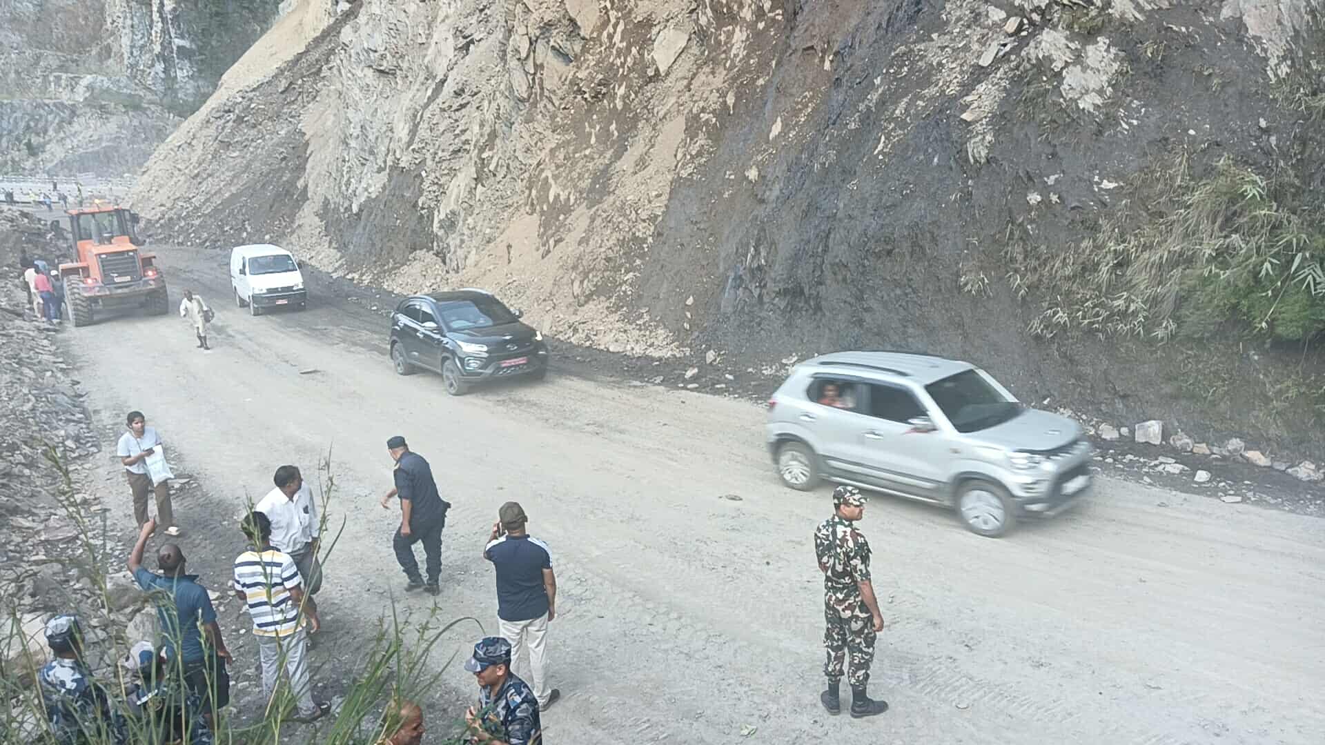 ४५ घण्टापछि एकतर्फी खुल्यो नारायणगढ–मुग्लिन सडक