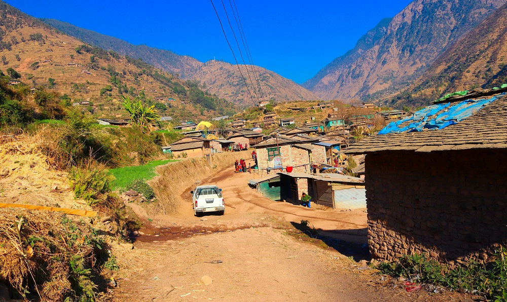 पहिरोले सालझण्डी–ढोरपाटन सडक अवरुद्ध, पर्यटक अलपत्र