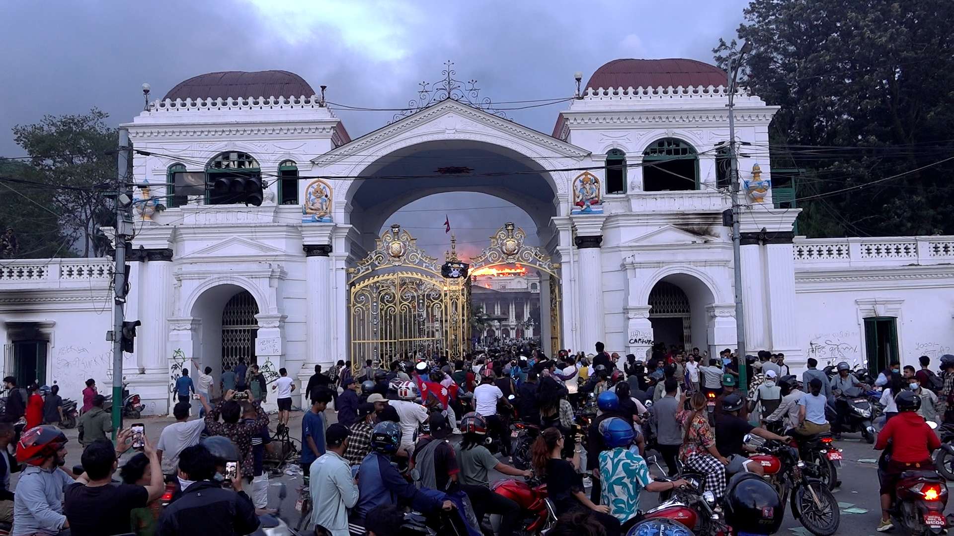सिंहदरबार प्रदर्शनकारीकै नियन्त्रणमा