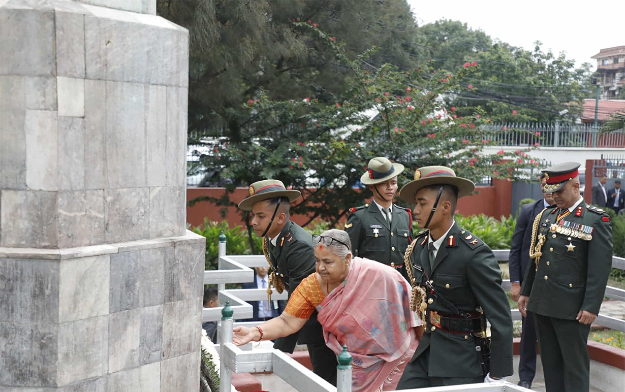 प्रधानमन्त्री कार्कीद्वारा शहीदका शालिकमा माल्यापर्ण (तस्वीरहरू)