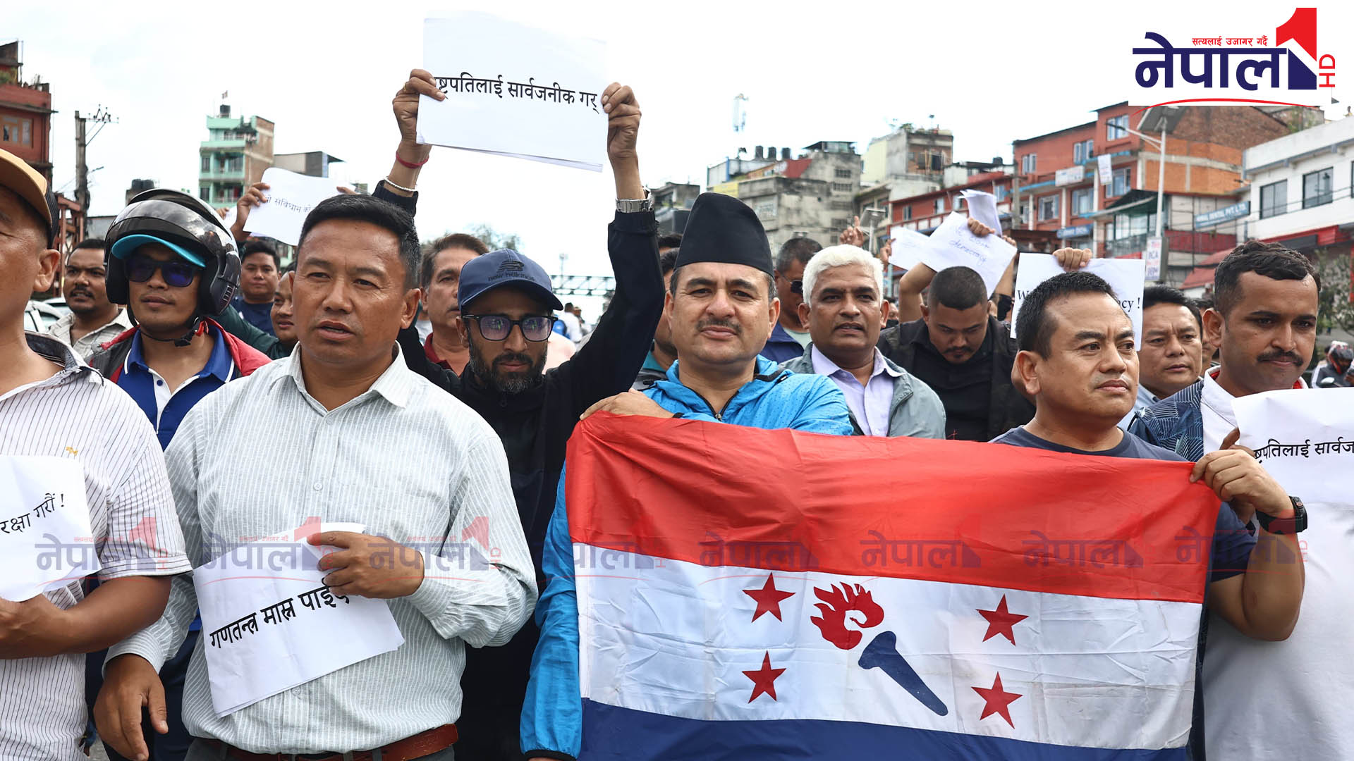 राष्ट्रपति खोज्दै सडकमा उत्रिए तरूण (तस्बिरहरू)