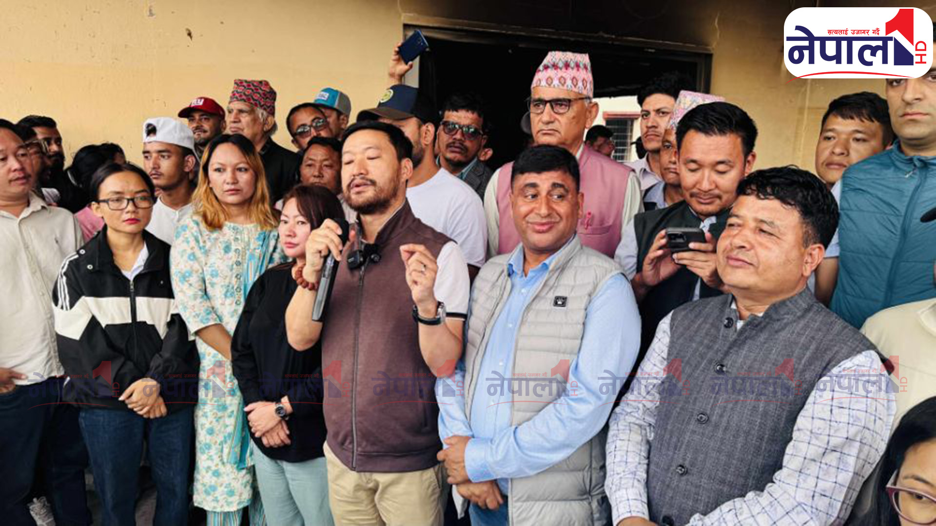 एमालेका नेताहरु पार्टी कार्यालय च्यासलमा, भने हामी उठ्ने छौँ (भिडियो सहित)