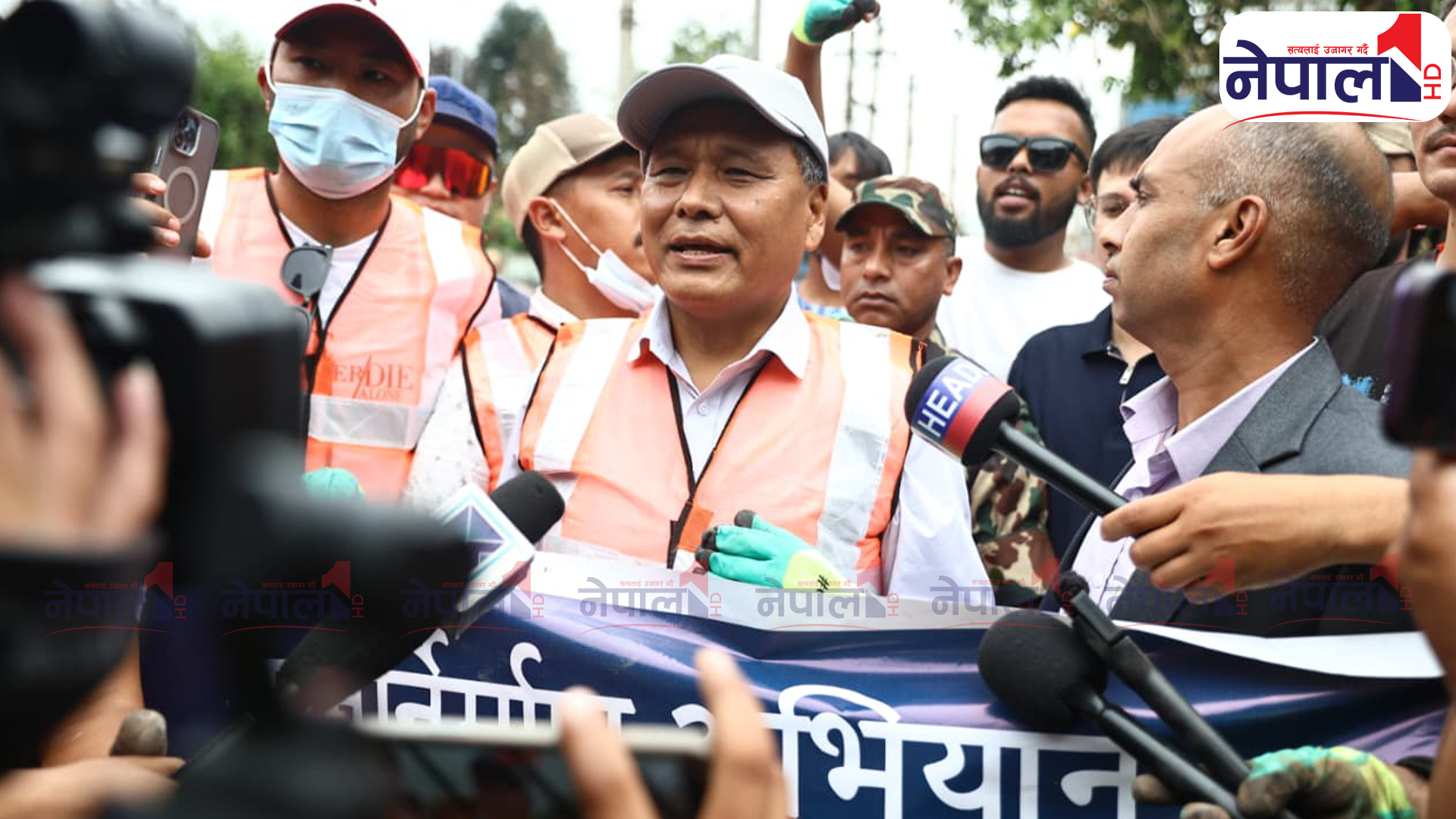 कुलमानको उपस्थितिमा यातायात व्यवस्था विभाग सफाइ (तस्बिरहरु)
